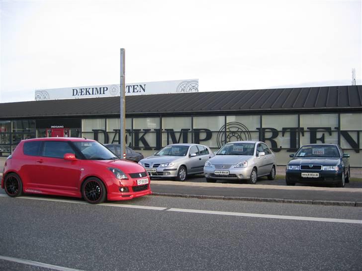 Suzuki Swift - Lige foran Dækimporten hvor mine Tenzo fælge er købt.. Fed forretning og superb service.. billede 18