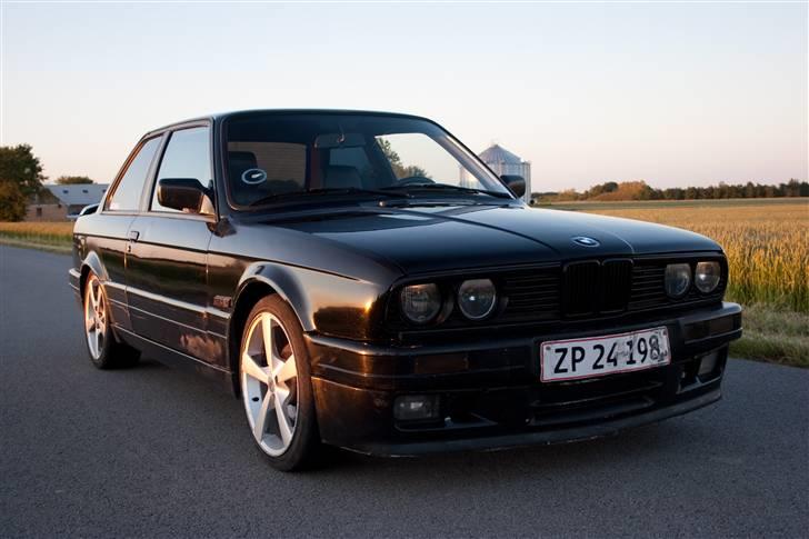BMW E30 320i billede 1