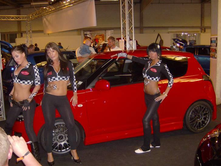 Suzuki Swift - Dækimportens piger stillede lige op til foto foran min bil.. Tak til dækimporten for lån af fælge indtil min egne kom hjem.. billede 19