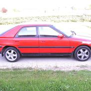 Mazda 323F Total Skadet ! 