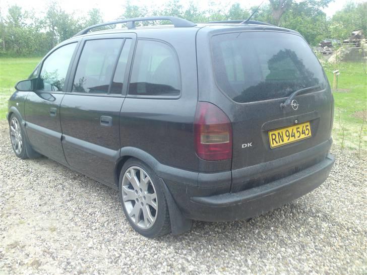 Opel Zafira 2.0 DTI 16v - de tonede baglygter og emblemfrie bagsmæk billede 2