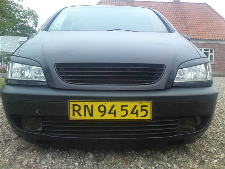 Opel Zafira 2.0 DTI 16v - den emblemfrie front og øjenskygger og ´tågelygter´ billede 5