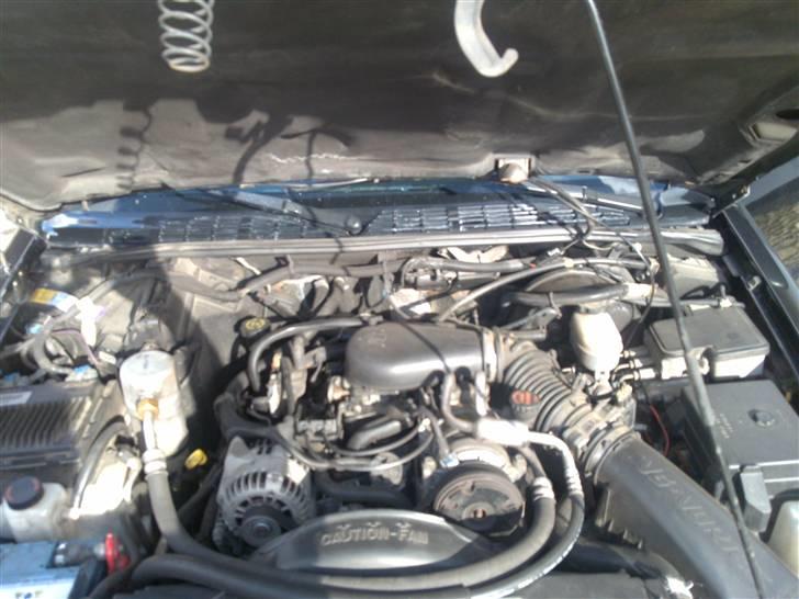 Chevrolet S10 Blazer 4,3 LT SOLGT - Et kik ned i maskinrummet. billede 5
