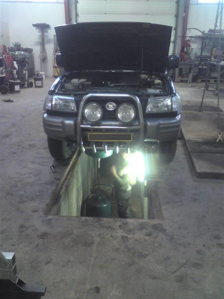 Hyundai galloper  4x4  5D   - Så er mor ved at skifte olie på den lille baby ;) billede 5