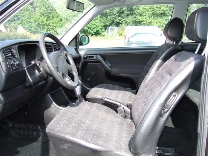 VW Golf 1,8 CL (Solgt) - Standardkabinen.. Ikke vild fancy, men den virker jo.. :0)  billede 5