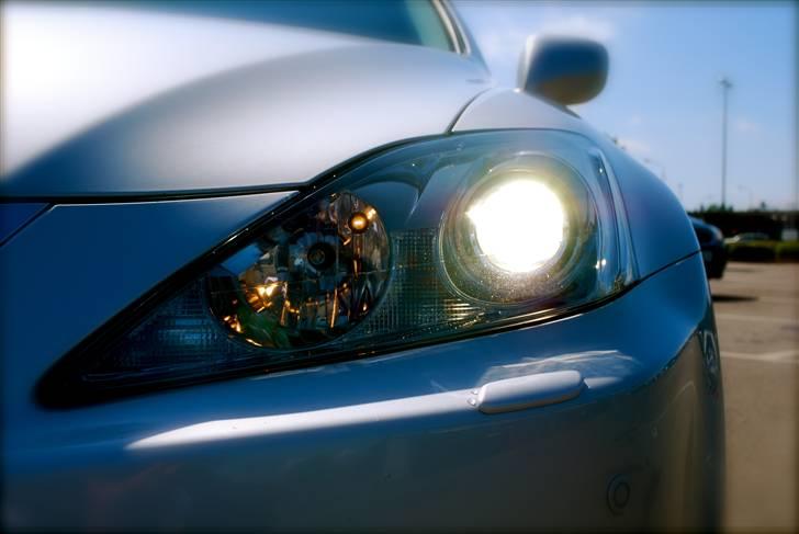 Lexus IS 220d Executive - Xenon - Virkeligt gode lygter - De drejer tilmed når man drejer rattet - alt efter hastighed :) Kurvelys - og det virker! billede 4