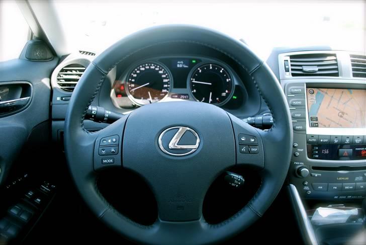 Lexus IS 220d Executive - Interiør og instrumenter. Man føler sig satme godt tilpas :) billede 9
