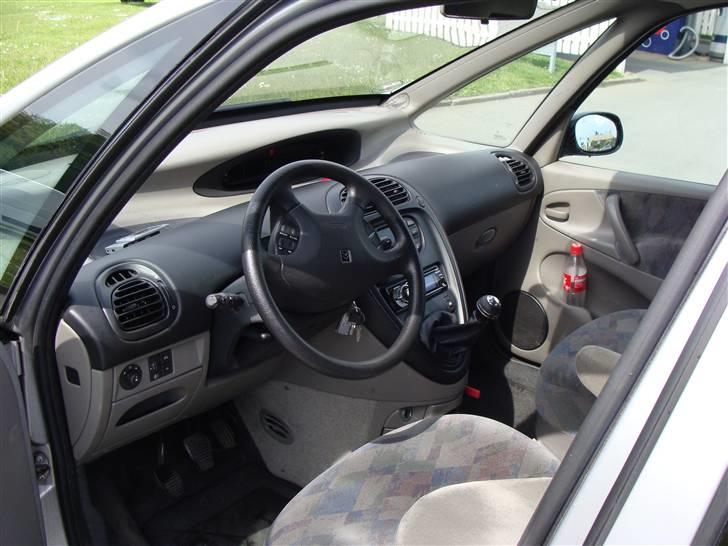 Citroën Xsara Picasso - Her er så kabinen ikke noget særligt, men funktionel. billede 6