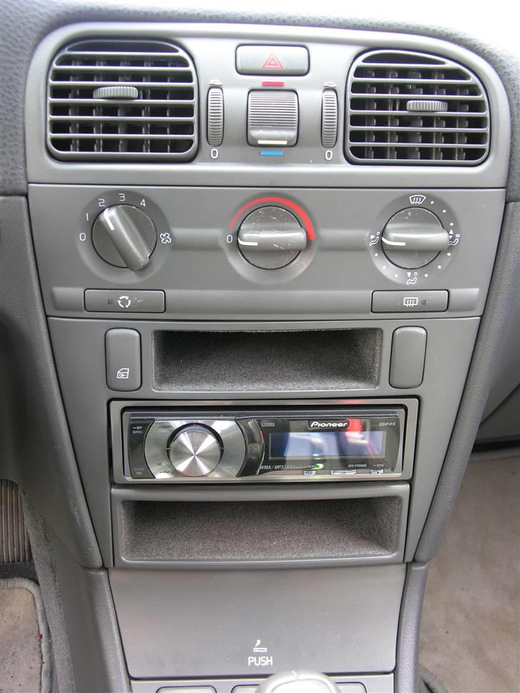 Volvo V40 T4 - Midterkonsol, med Pioner Headunit billede 6