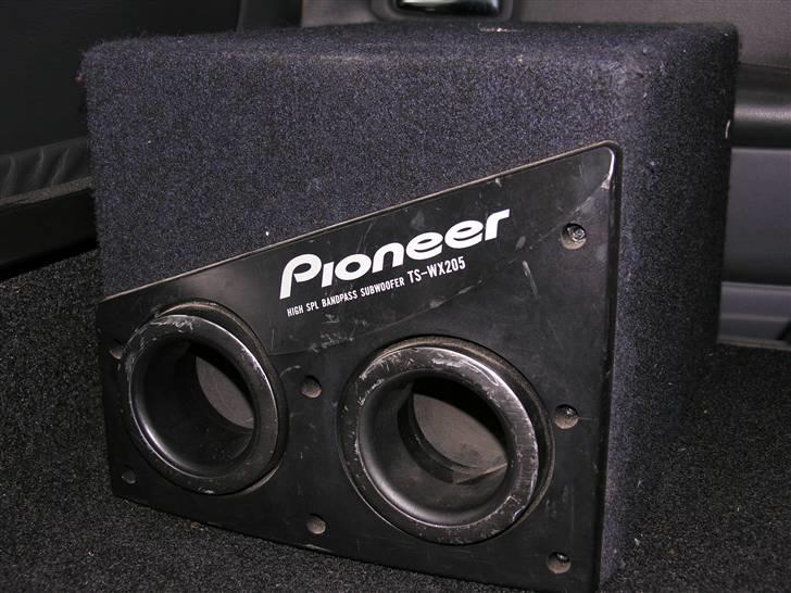 Volvo V40 T4 - Subwofer, Ser ikke ud af meget men giver en go ekstre bund billede 8