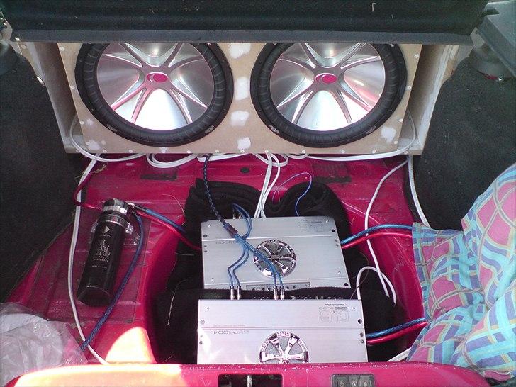 Ford Escort - Det vilde anlæg. ikke kønt men kæft det spille højt.. billede 8