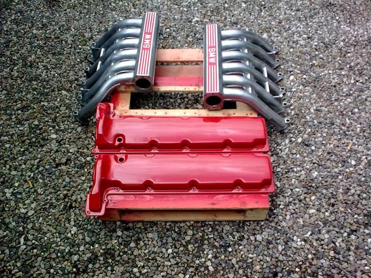 BMW 750i - lakering af ventil dæksel manifold billede 17