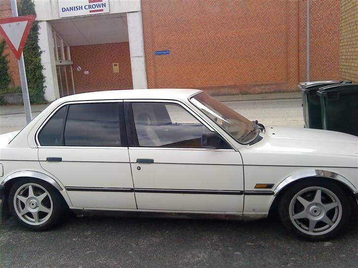 BMW 320i e30 billede 1