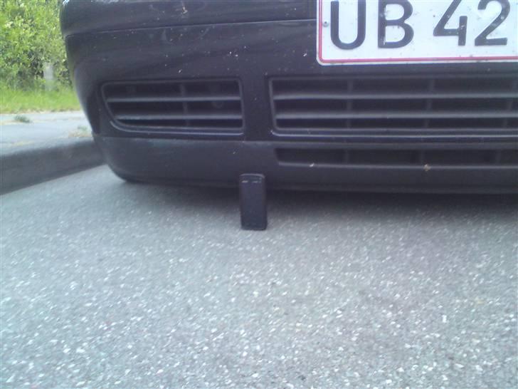 VW Golf 4 20v 1.8T (Solgt!) - En Nokia 5800 der læner sig op af underlæben. How low can you go ;-) billede 3