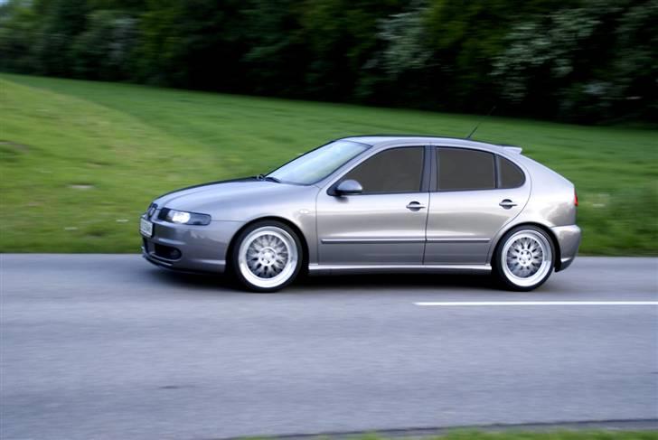 Seat Leon TDI Top Sport - Min kæreste kører bilen. Hun ønsker ikke at fremtræde på billedet, hvorfor ruderne ser lidt mærkelige ud. billede 18