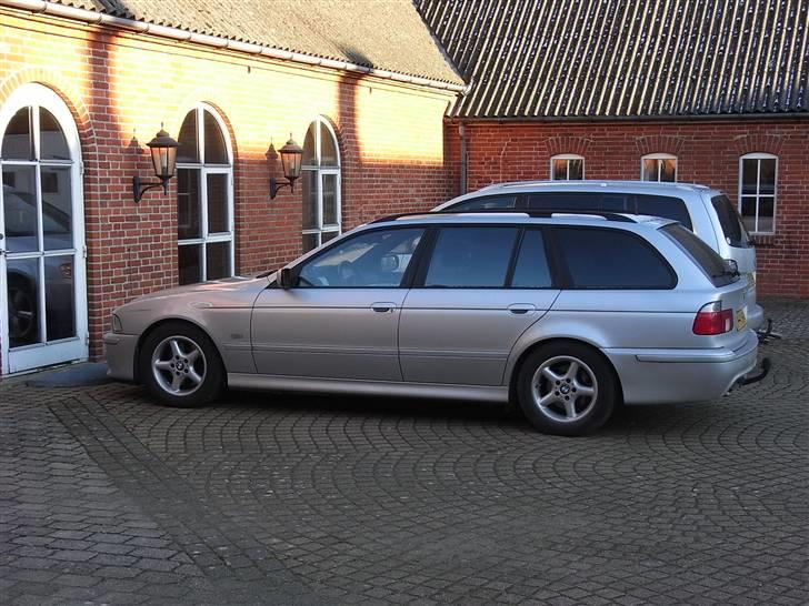 BMW e39 530d touring van - Eneste billede med malede lister - dog med de gamle 16" vinterfælge - udskiftet til 17"  billede 4