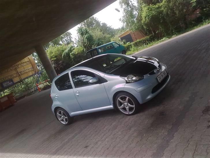 Toyota Aygo MM/T SOLGT - under broen i svendborg med film & Fælge billede 1