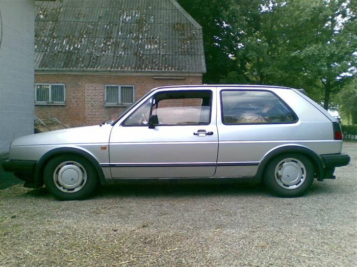 VW Golf 2 SOLGT - Før, er dog blevet sænkede her på billedet, bilen var høj som en traktor da jeg hentede den billede 6