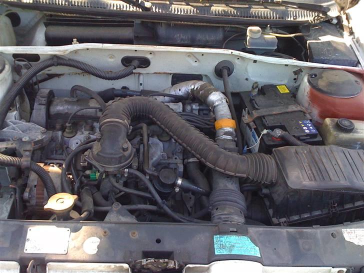 Peugeot 405 1,9 GLX (DØD MOTOR) - Die Kraftwerk hvor de 101 franske heste drikker mig fattig i benzin :-D billede 8