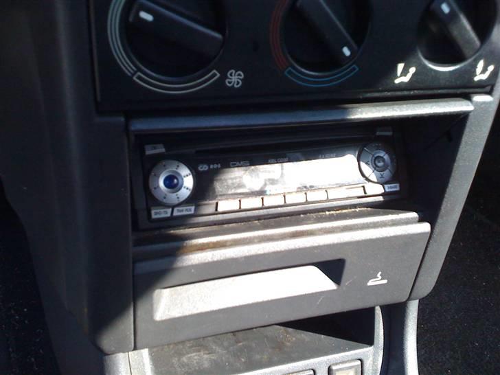 Peugeot 405 1,9 GLX (DØD MOTOR) - Først var der en radio (som ikke virker :-D) billede 9