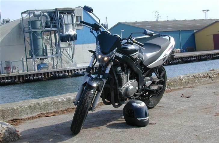 Peugeot 405 1,9 GLX (DØD MOTOR) - Den 2 hjulede når 4 bare er for meget :-D billede 12