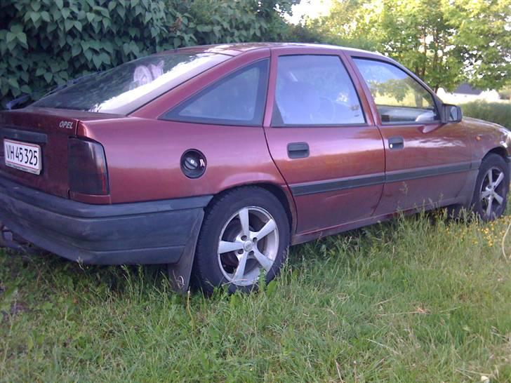 Opel Vectra - ups, der mangler klap for tankdækslet. billede 4