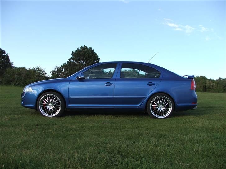 Skoda --octavia rs-- -        det ligger liidt lavt,, i røven i forhold til forhjulne.         men har onget værktøj og baja.  omme bag i  - så derfor billede 15