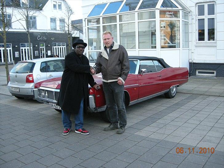 Buick Electra 225 Convertible - Mud Morganfield og manden bag profilen,foto taget 6/11-10 i Hjørring,havde været chauffør for ham aftenen før,kanon oplevelse:-)  billede 12