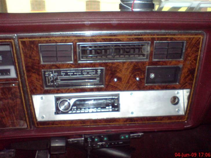 Oldsmobile Delta 88 - så kom der anlæg i og en alu plade for den gl ejer har skåret alt for stort hul billede 15