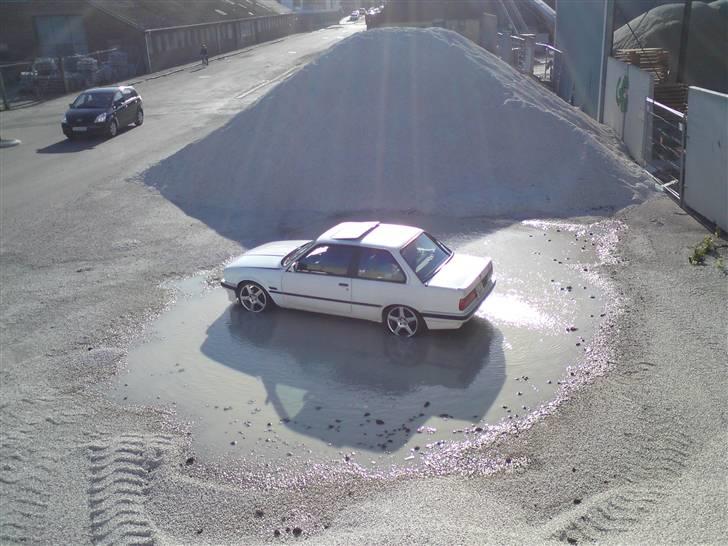 BMW 320i - Midt i en pis´sø! billede 8