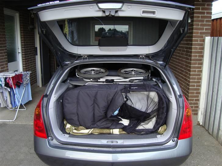 Nissan Primera STW SOLGT - Den kan også køre med barnevogn. Heldig nok, eftersom det er det den er købt til billede 14