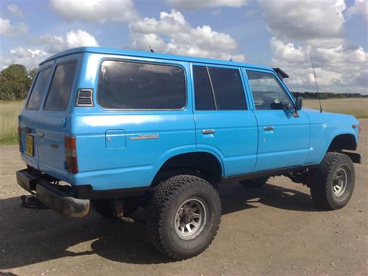 Toyota landcruiser HJ 60 turbo $DEN BLÅ$ - sikke et dejligt sommer billede af den nymalet bil med undervogn på:)   billede 7