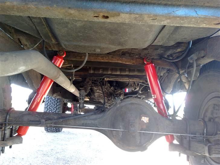 Toyota landcruiser HJ 60 turbo $DEN BLÅ$ - og der var koni dæmper på:) men mon ikk han tager nye billeder når den nye kommer på mig:d billede 8