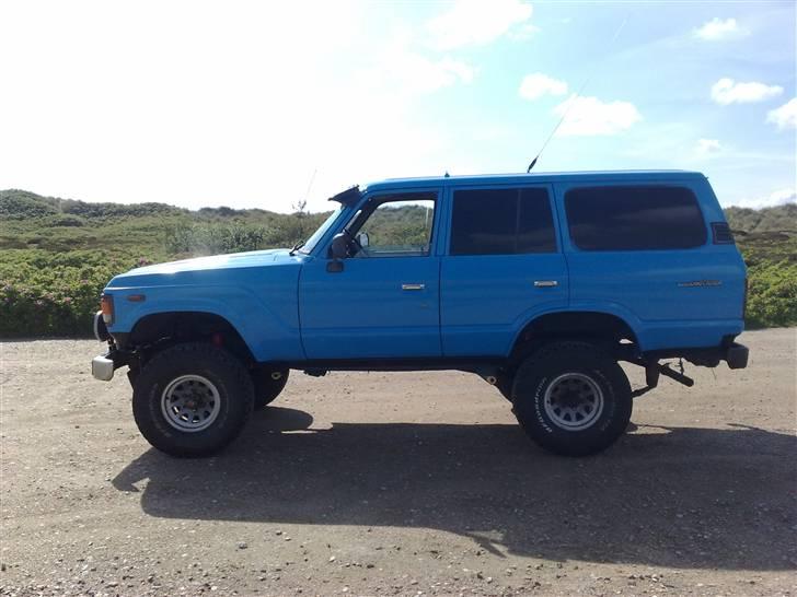 Toyota landcruiser HJ 60 turbo $DEN BLÅ$ - se hvor høj jeg er med min nu gamle undervogn som nu er solgt:) billede 9