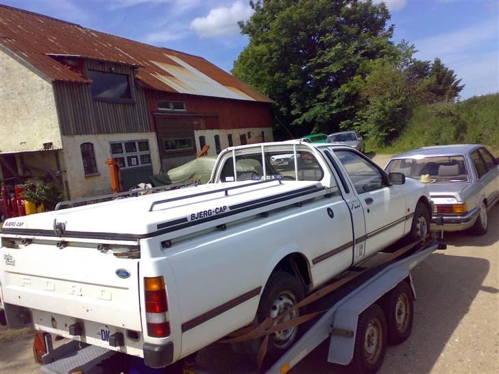 Ford Sierra P100 1,8TD.(SOLGT) - Lidt skal der da laves men ingen rust i undervogn billede 3