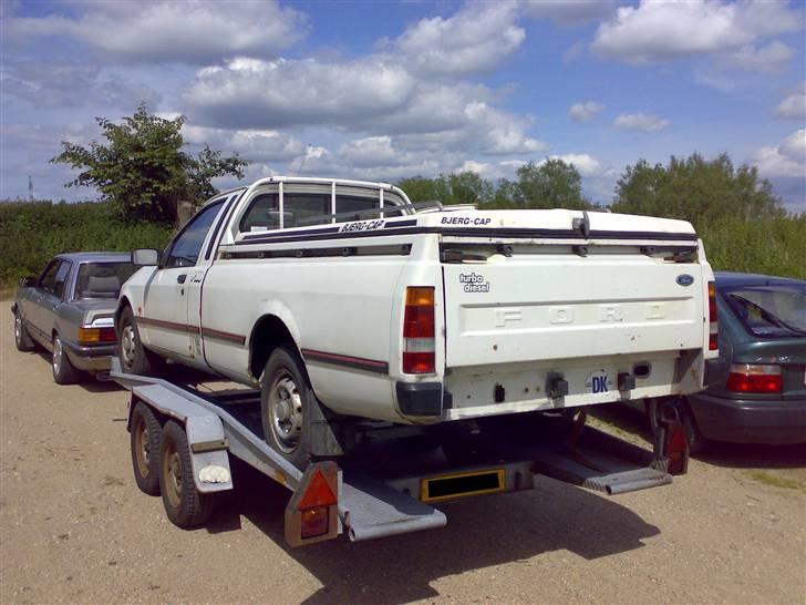 Ford Sierra P100 1,8TD.(SOLGT) - Den værste side af bilen! Lidt maling og knofedt ville jo nok pynte! billede 5