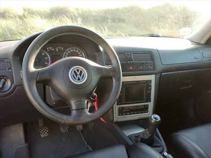 VW Golf 4 Highline  - Eftermonteret Climatronic, MFA skærm, Eftermonteret MFD Navigation, GTi rat, R32 Luftdysser, W8 loftlys .. Alt monteret af undertegnede  billede 4