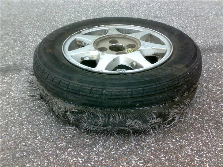 Toyota carina II (SOLGT) - jo jov, den kan godt trække skindet af en kop kakao, eller et energy dæk billede 7