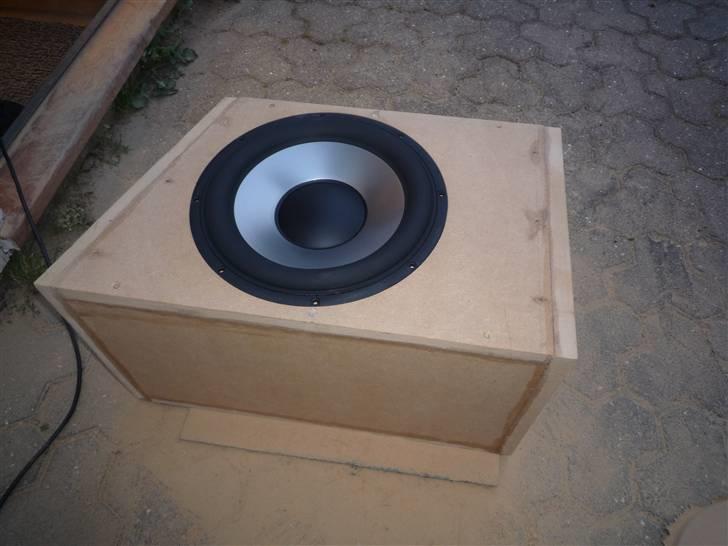 Toyota Avensis 1.8 - Hjemmebygget sub - Peerless Xxls 12" enhed i 38 liter lukket kabinet af 22mm MDF :-) billede 3