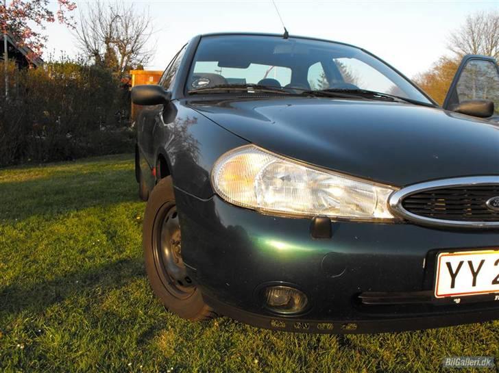 Ford Mondeo 1,8 " Totalskadet" - Stor kasse = meget plads :o) billede 1