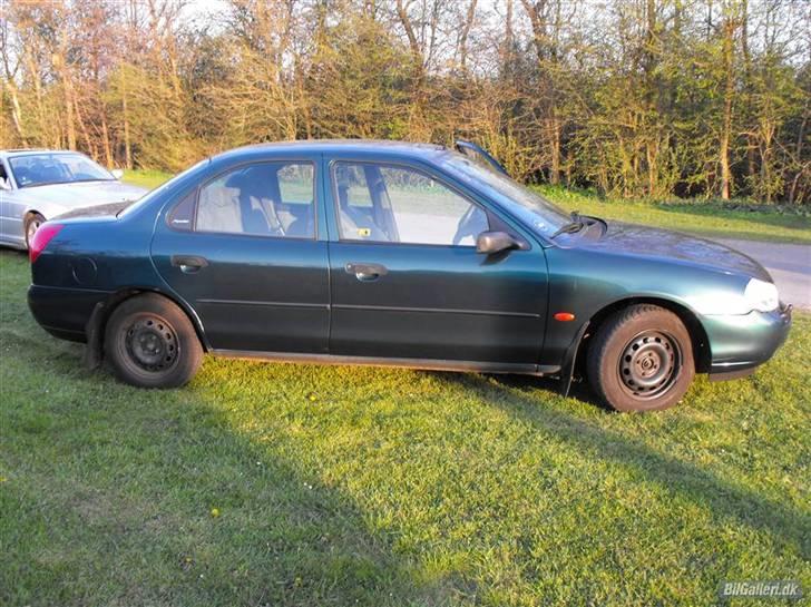 Ford Mondeo 1,8 " Totalskadet" billede 3