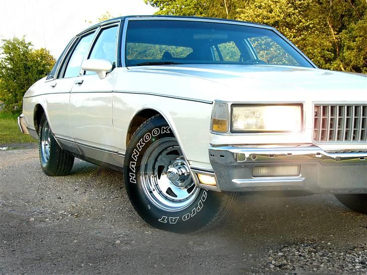Chevrolet Caprice Brougham - Så er der nye dæk og fælge på :D billede 14