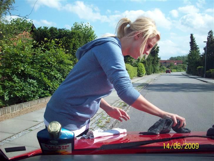 Toyota corolla gt  - damen der pudser lidt :P  billede 5