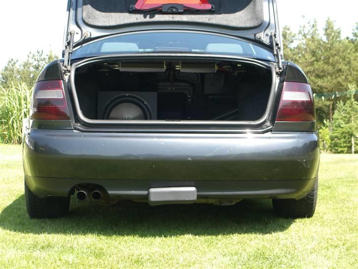 Audi a4 1,8 T - De tonede baglygler.. hvor man også kan se mit anlæg.. billede 4