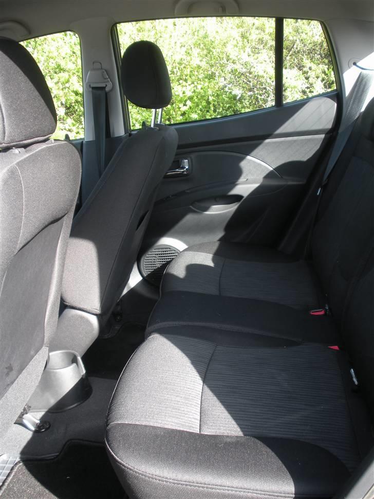 Kia Picanto Active - Den 15. juni 2009. - Bagsæderne. Passagersædet er trukket helt tilbage. billede 10