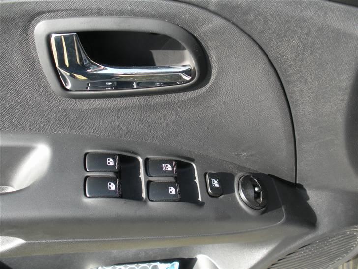 Kia Picanto Active - Den 15. juni 2009. - Førersidens styring af de fire elruder (inkl. stopknap) og de to el-sidespejle. billede 11