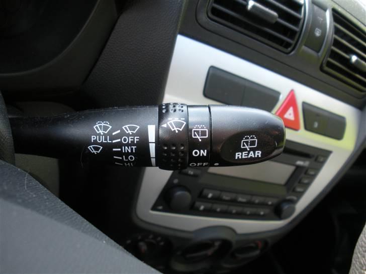 Kia Picanto Active - Den 15. juni 2009. - Vinduesviskerstangen, med intervalvisker, hvilket er en genial opfindelse :) billede 12