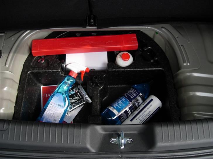 Kia Picanto Active - Den 18. juni 2009. - Ingen reservehjul, men tilgengæld en masse andet godt :) Der er hjælpegrej til punktering, advarselstrekant, shampoo og vaskeskind til vask, danmarkskort og glasrens :) billede 14