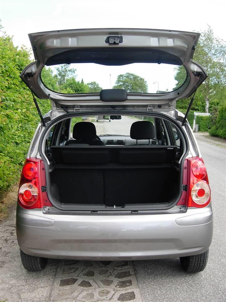 Kia Picanto Active - Den 18. juni 2009. - Ja, det er så bagagerummet i sin fulde størrelse :) Bagsæderne kan ligges ned enkeltvis og de kan blive næsten plan med baggagerumet, da siddefladerne kan skubbes væk. billede 17
