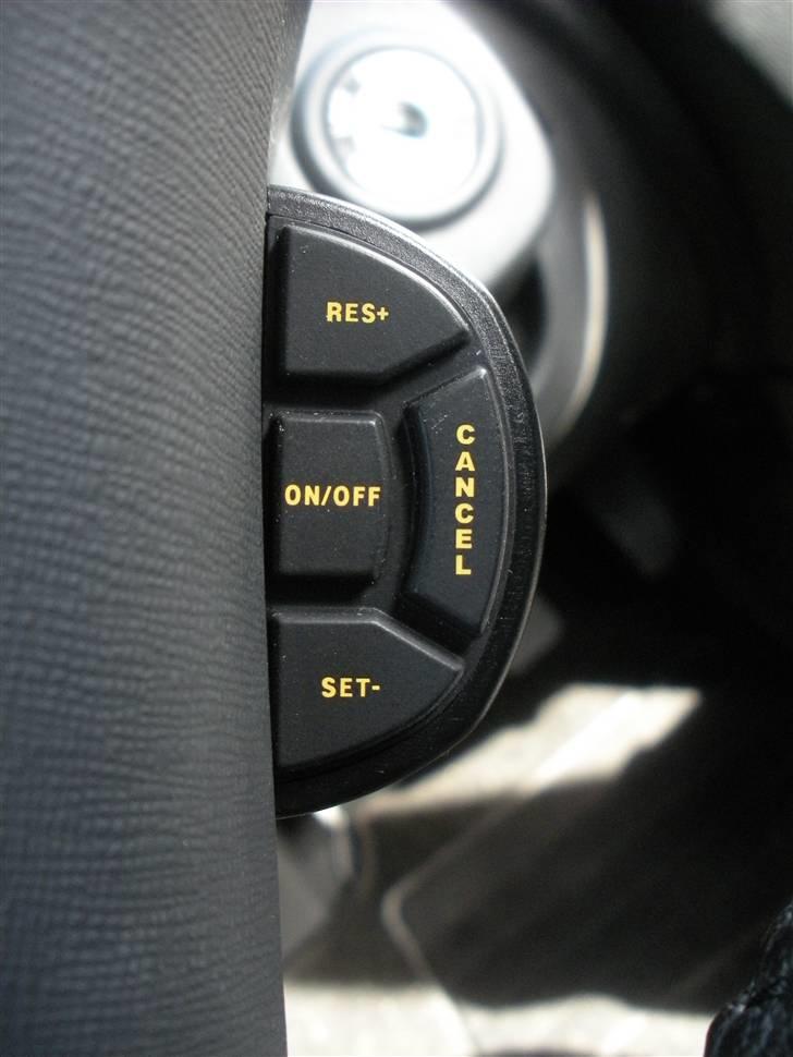 Kia Picanto Active - Den 15. juni 2009. - Fartpiloten. Total uundværlig når man bor på motorvejene som jeg gør :) billede 19